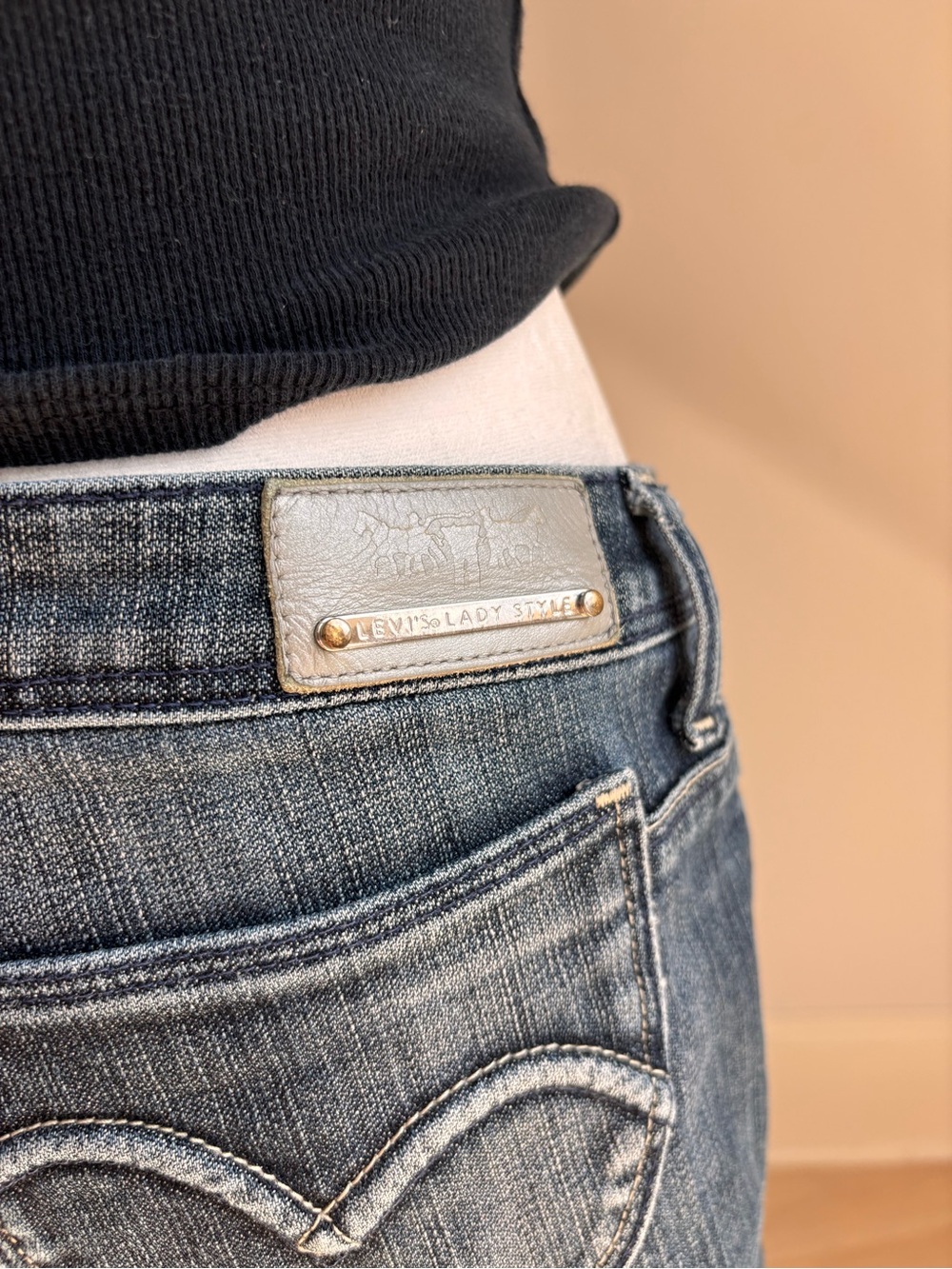 Levi’s Lady Style Heart Pocket Jeans 💌 - Picture 6 of 8